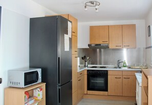 Four Ă micro-ondes, surface de cuisson, chaise haute