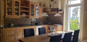 Een koelkast, een magnetron, een oven, een kookplaat