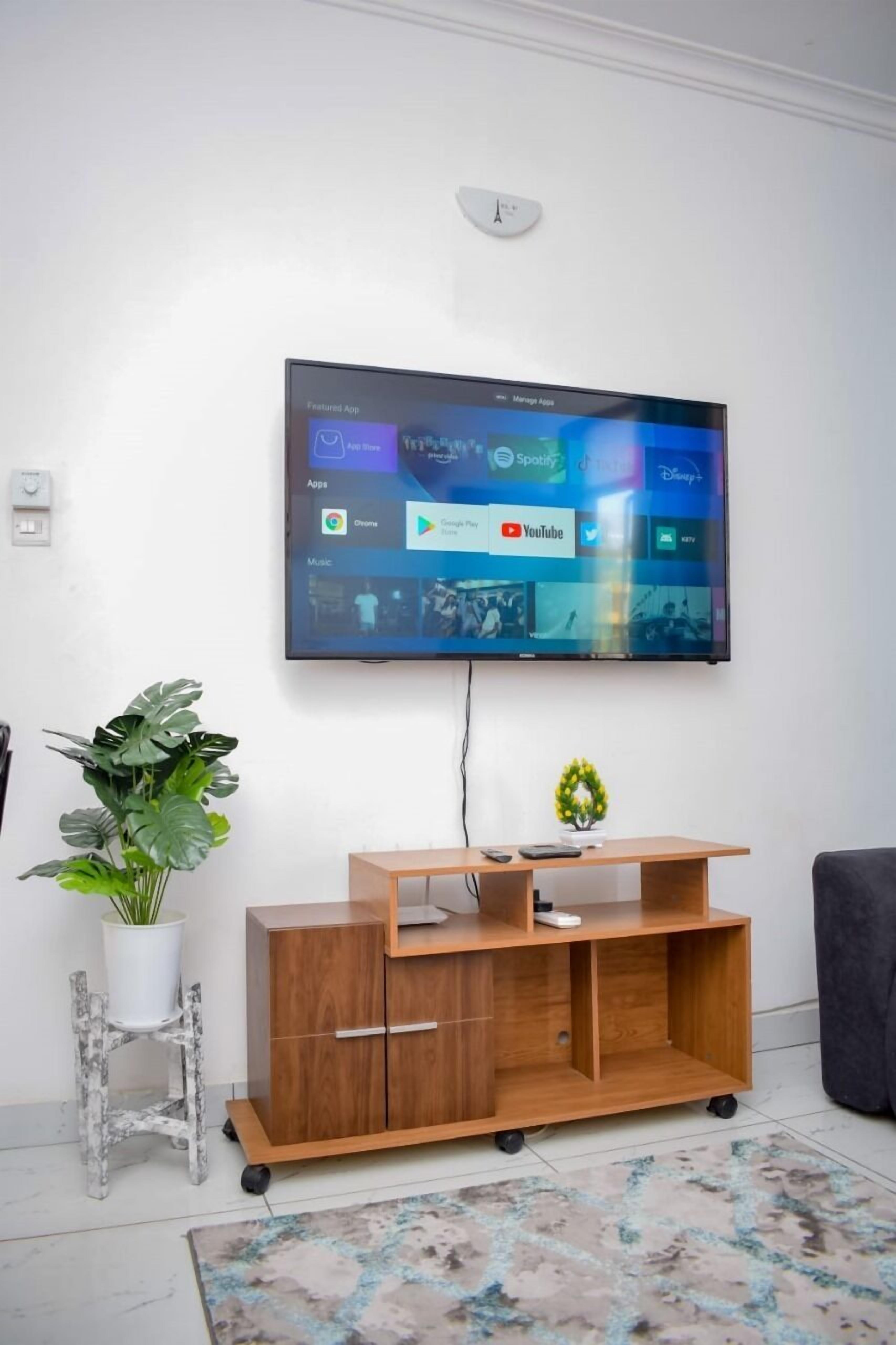 Apartamento luxo, vista para a cidade | Área de estar | Smart TV 24 polegadas com canais digitais