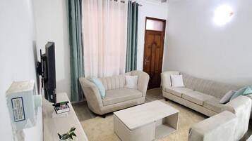 Family Apartment, City View | Ruang tamu | 24 inci sebuah televisyen pintar dengan digital