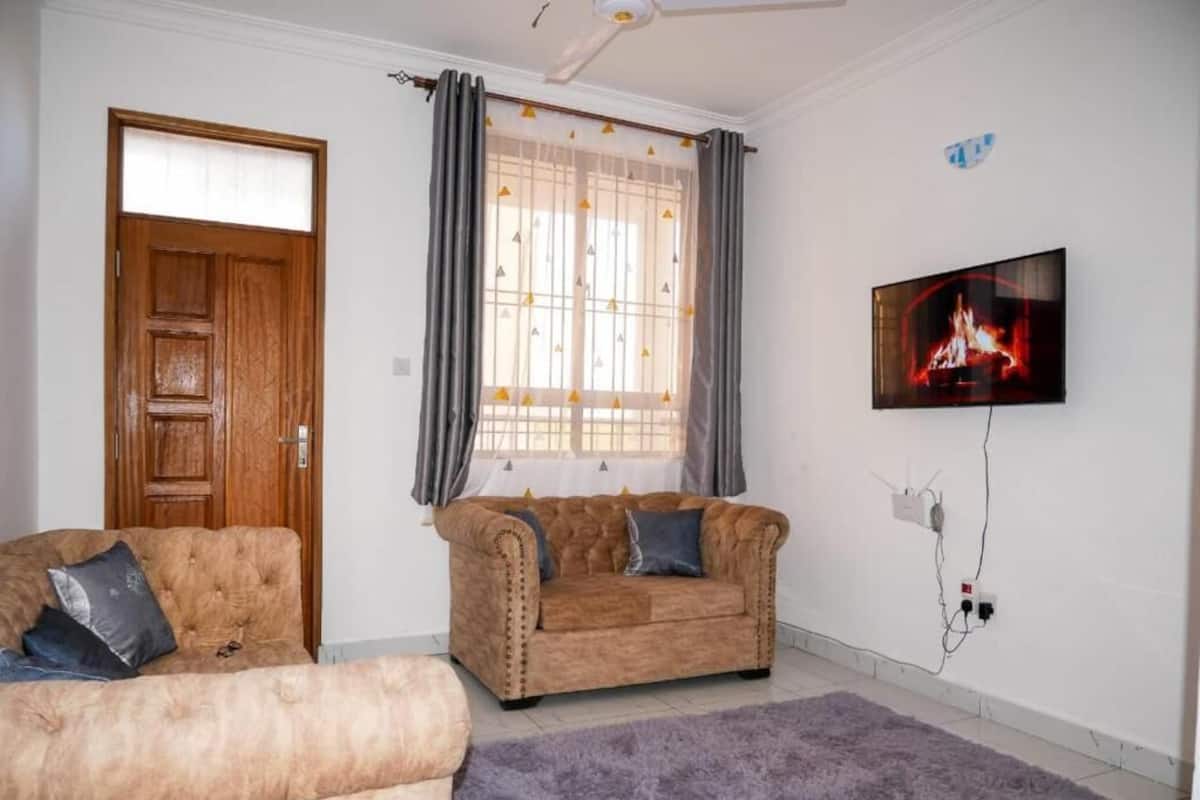 Elite Apartment, City View | Ruang tamu | 24 inci sebuah televisyen pintar dengan digital