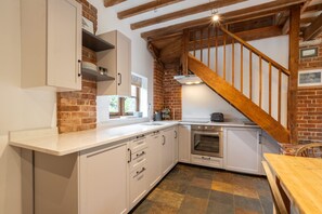 House - Host Stay Downs Farm Granary (Ashford)