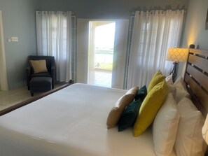 5 bedrooms, iron/ironing board, WiFi, bed sheets - An earthy, comfortable stay over looking the city. Close beaches, food, airport  (Montego Bay)