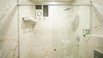 تجهيزات دش، مستلزمات مجانية للعناية الشخصية، مناشف، صابون