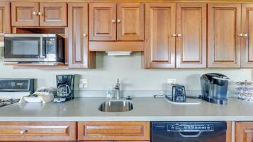 Fridge, microwave, stovetop, dishwasher