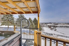 Outdoor spa tub - 'Holmes With a View' Studio: Millersburg Retreat! (Millersburg)