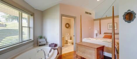 Een strijkplank/strijkijzer, wifi, beddengoed