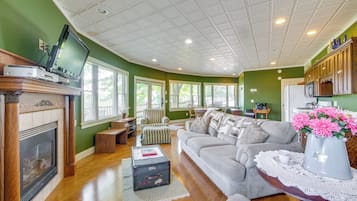 TV, fireplace