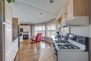 Fridge, microwave, dishwasher, coffee/tea maker - Panoramic Views: Hillside Millersburg Studio (Millersburg)