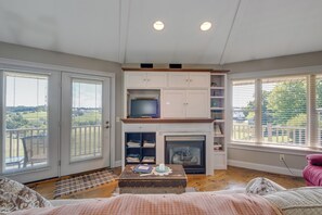 TV, fireplace - Panoramic Views: Hillside Millersburg Studio (Millersburg)