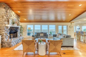 TV, fireplace, video games, DVD player - Elk Ridge - Lux Oceanfront Family Retreat Hot Tub (Seaside)