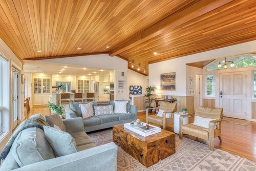 Elk Ridge -  Lux Oceanfront Home, Hot Tub & Games