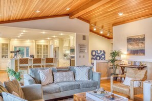 TV, fireplace, video games, DVD player - Elk Ridge - Lux Oceanfront Family Retreat Hot Tub (Seaside)