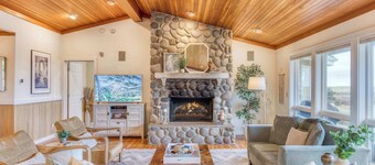 Elk Ridge - Lux Oceanfront Family Retreat Hot Tub
