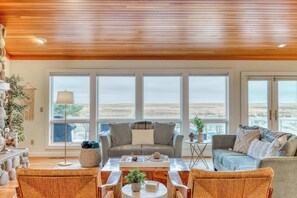 Fernseher, Kamin, Videospiele, DVD-Player