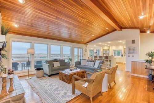 Elk Ridge - Lux Oceanfront Family Retreat Hot Tub