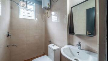Standard Double Room | Bathroom | Shower, free toiletries, towels, soap