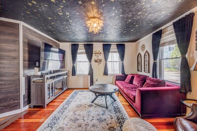 Ravens Hollow- Enchanting 2-bedroom condo Near Downtown Salem