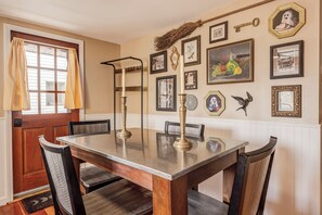 Dining - Ravens Hollow- Enchanting 2-bedroom condo Near Downtown Salem (Salem)