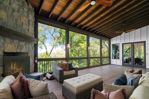 TV connectée, cheminée, table de tennis de table, espaces bureaux