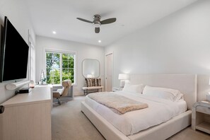 6 Schlafzimmer, Schreibtisch, Bügeleisen/Bügelbrett, Reisekinderbett