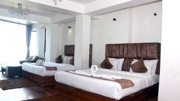 Escritorio, espacio para trabajar con laptop y wifi gratis