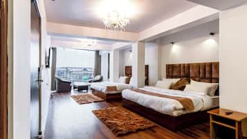 Escritorio, espacio para trabajar con laptop y wifi gratis