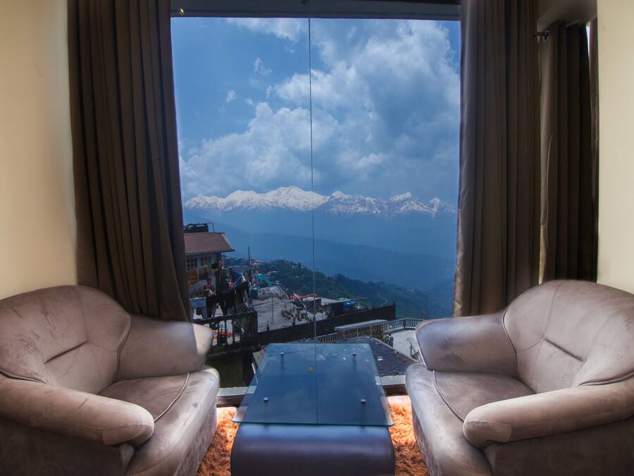 Deluxe Road View | Mountain view