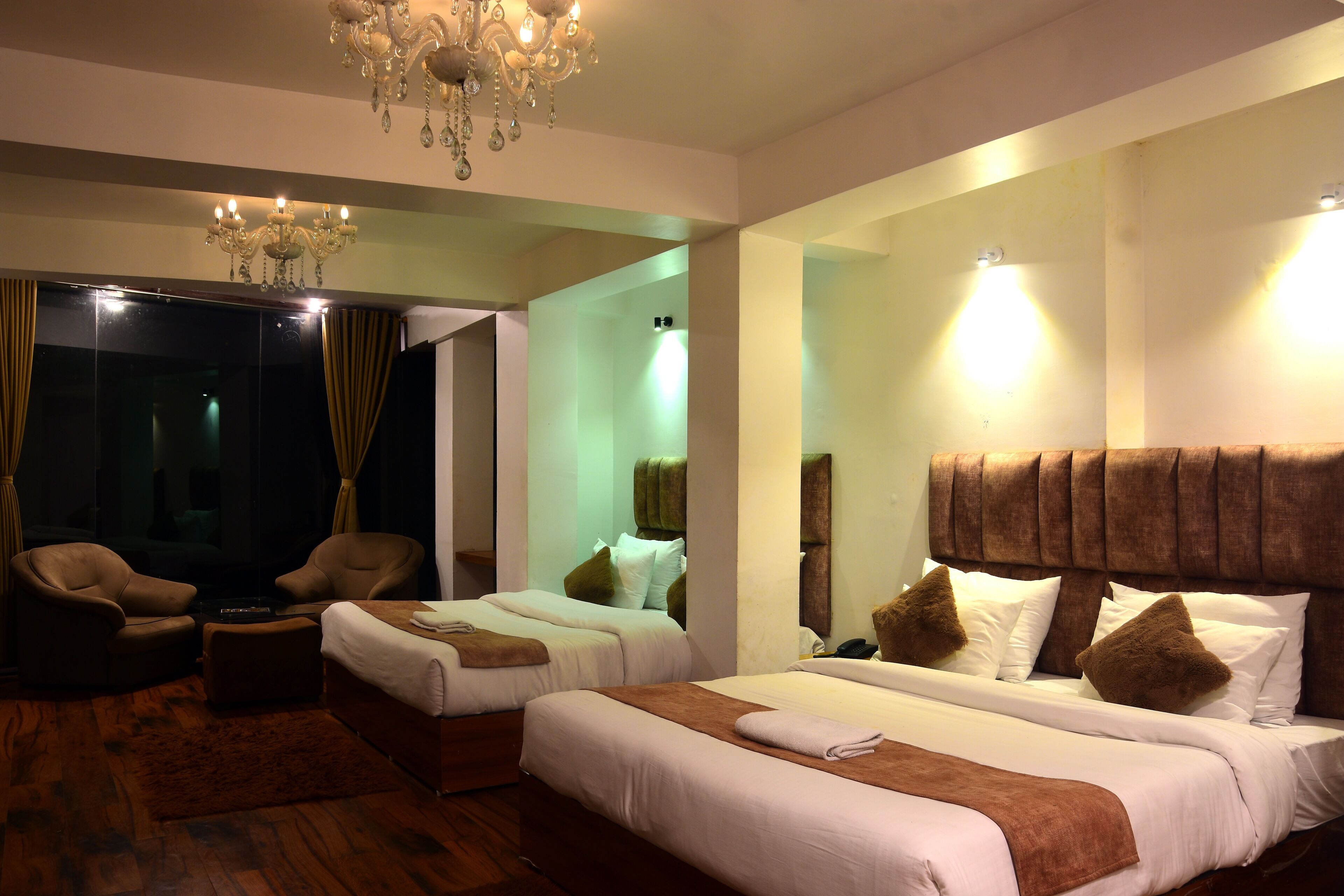 Escritorio, espacio para trabajar con laptop y wifi gratis 