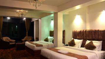 Escritorio, espacio para trabajar con laptop y wifi gratis