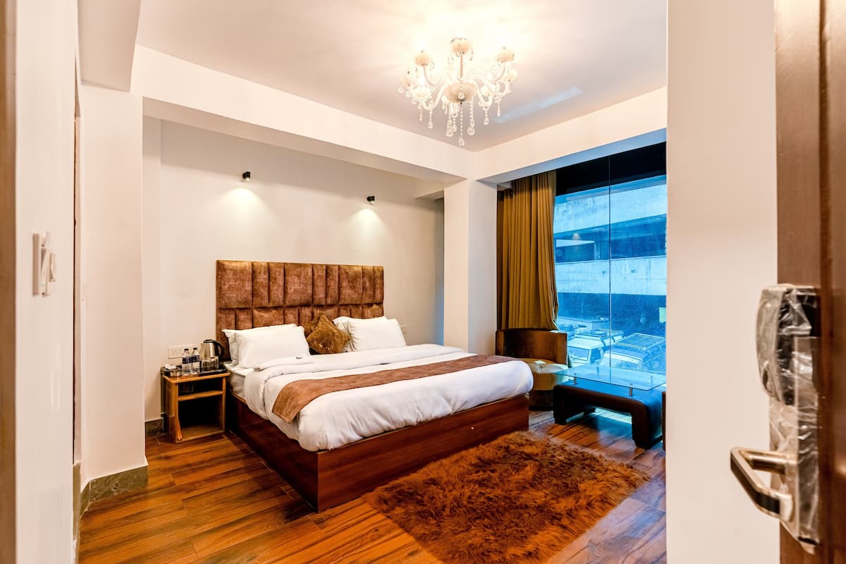 Deluxe Double Room, 1 Katil Raja (King), Mountain View | 1 bilik tidur, meja, ruang kerja komputer riba, Wi-fi percuma