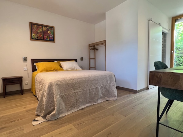 3 bedrooms, desk, iron/ironing board, free WiFi