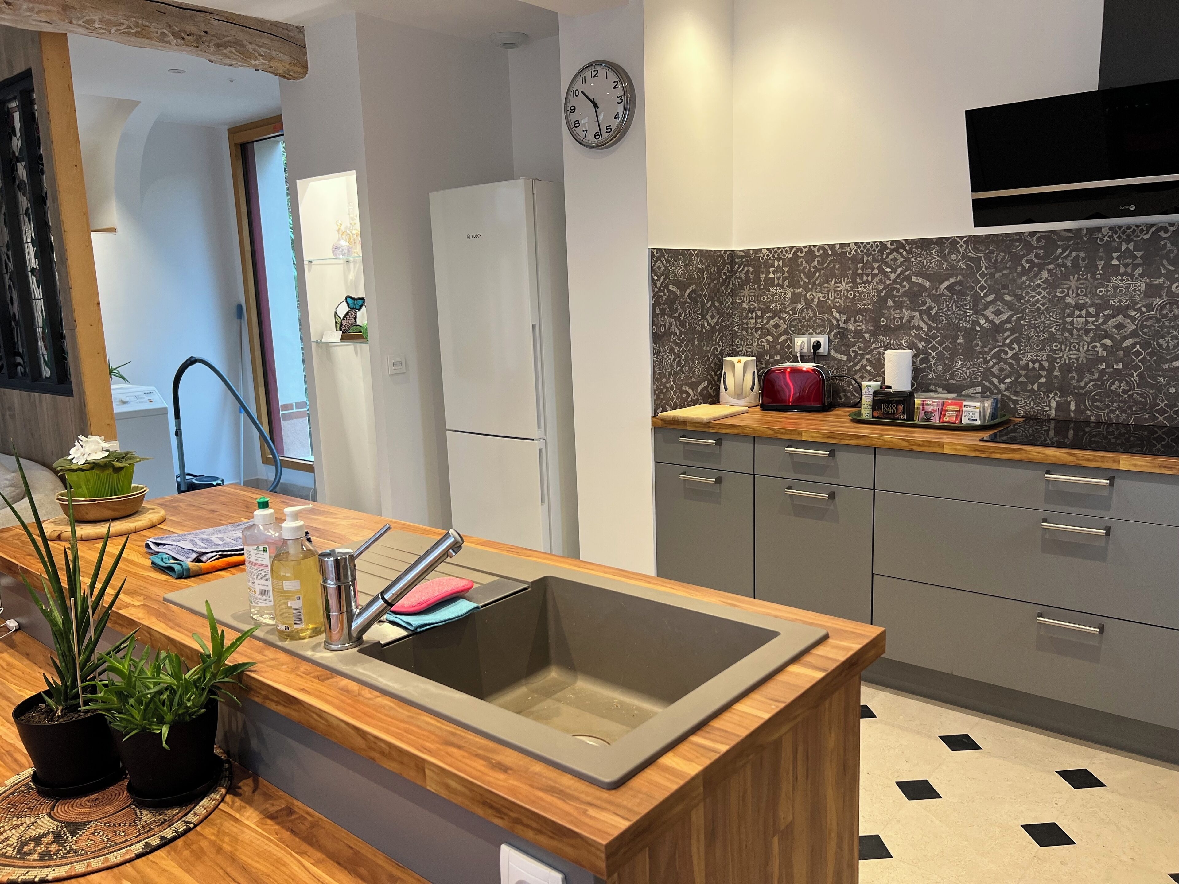 Réfrigérateur, micro-ondes, four, plaque de cuisson