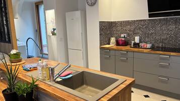 Réfrigérateur, micro-ondes, four, plaque de cuisson