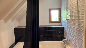 Douche, sĂšche-cheveux, serviettes fournies, savon