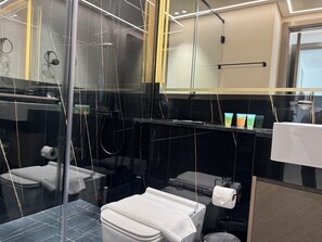 Jetted tub, hair dryer, bidet, towels