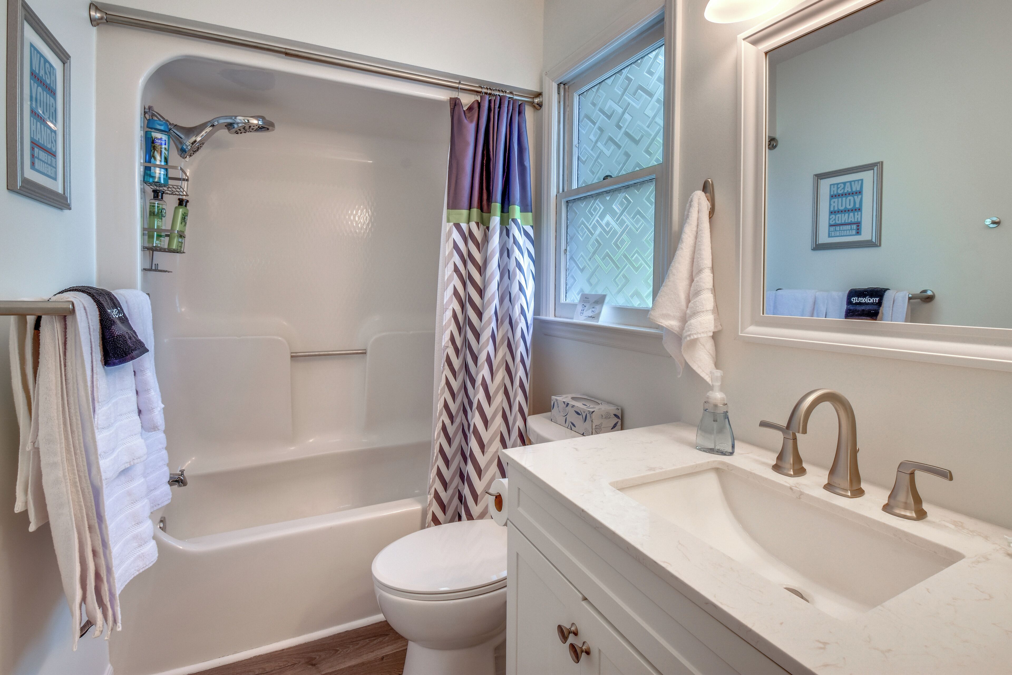 Ein modernes Badezimmer mit Badewanne, Toilette und Waschbecken.