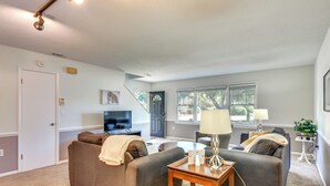 Apartment (3 Bedrooms) | Interior - Screened Patio & Yard: Clemson Weekends/lakes Stay (Seneca)