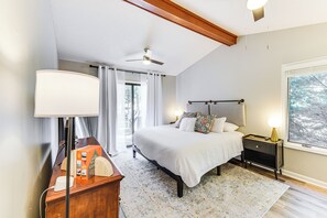 Interior - Pinehurst Home: Fire Pit, BBQ + Golf Course View! (Pinehurst)