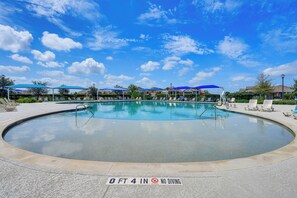 Una piscina circular con un letrero que indica una profundidad de 4 pies y prohibido bucear.