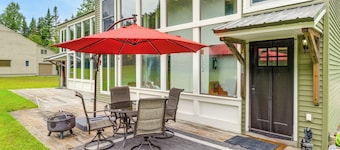 West Dover Townhome: Hot Tub, 2 Mi to Mount Snow!