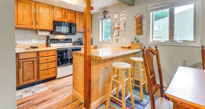 West Dover Townhome: Hot Tub, 2 Mi to Mount Snow!