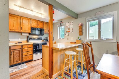 West Dover Townhome: Hot Tub, 2 Mi to Mount Snow!