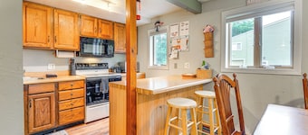 West Dover Townhome: Hot Tub, 2 Mi to Mount Snow!