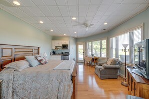 Apartment (0 Bedroom) | Interior - 4 Mi to German Village: Studio w/ Hot Tub! (Millersburg)