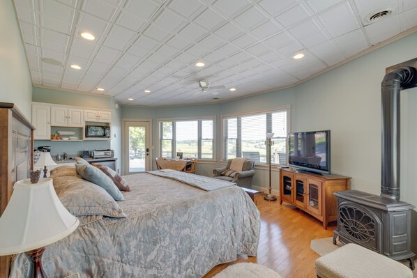 Apartment (0 Bedroom) | Iron/ironing board, bed sheets - 4 Mi to German Village: Studio w/ Hot Tub! (Millersburg)