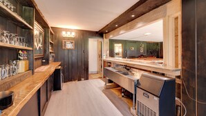 Eine Küche mit Holzarbeitsplatten, einer integrierten Spüle und einem Kühlschrank.