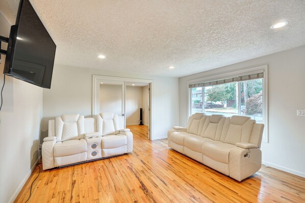 House (3 Bedrooms) | Interior - Milwaukie Home w/ Outdoor Dining Space (Milwaukie)