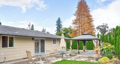 Milwaukie Home w/ Outdoor Dining Space