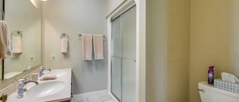 Un baño con dos lavamanos, un espejo y una ducha.
